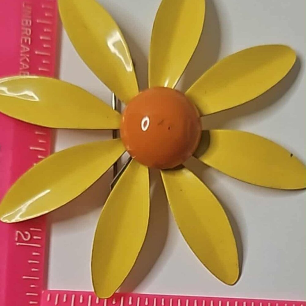 Flower Power Daisy Pin - Picture 3 of 3
